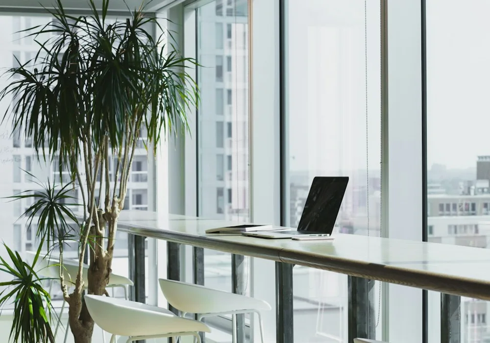 Espace de travail et ordinateur, photographie d’illustration